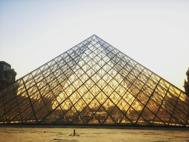 Louvre Museum During Golden Hour. Photo by An Hoàng on pexels.com