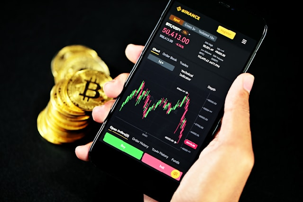 screenshot of Binance app showing BTC/USDT pair. Photo by Kanchanara.